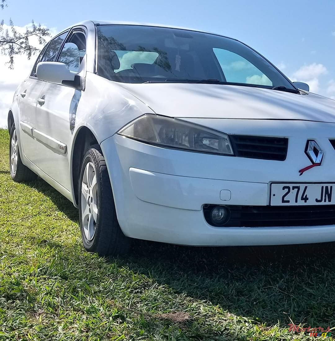 2007' Renault Megane photo #1