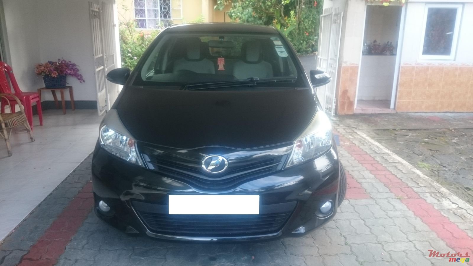 2011' Toyota Vitz photo #2