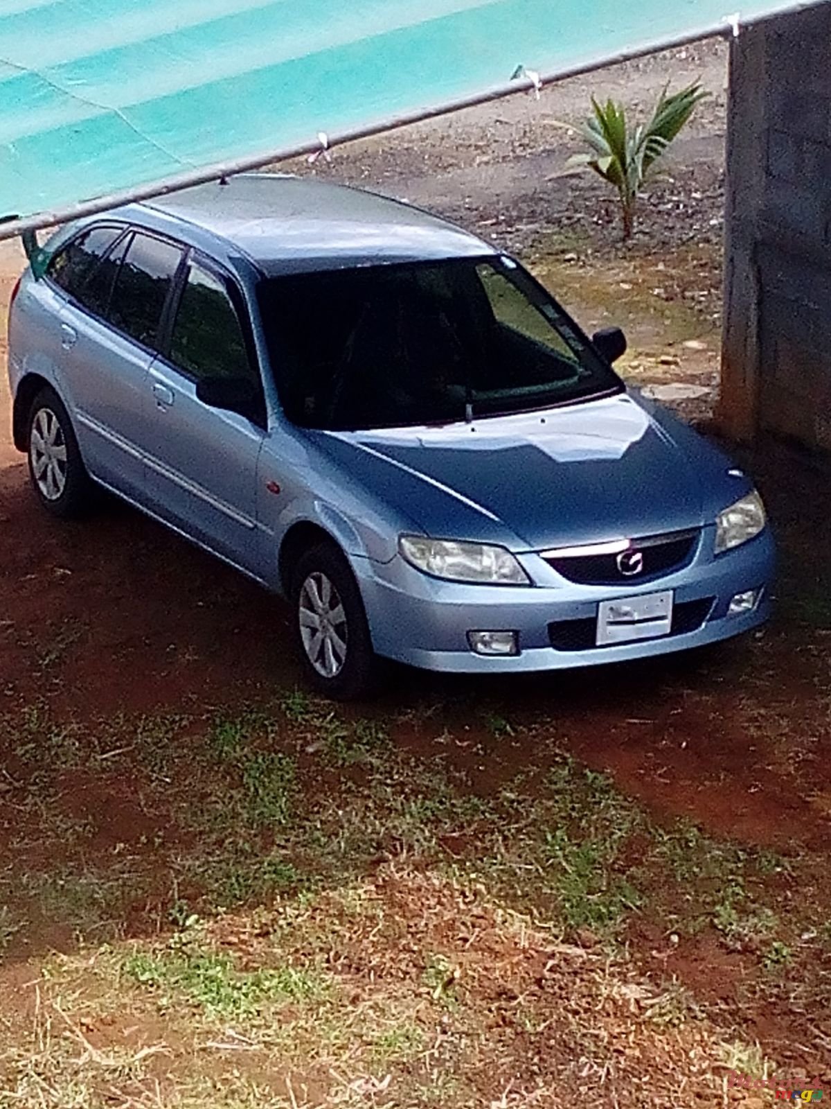 2001' Mazda 323 photo #1