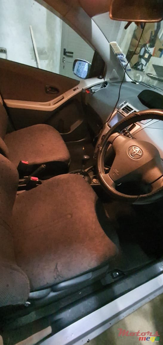 2008' Toyota Vitz photo #1