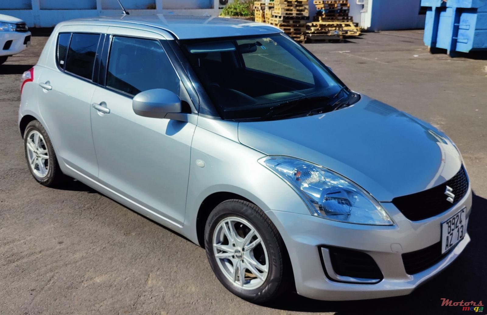 2013' Suzuki Swift photo #1