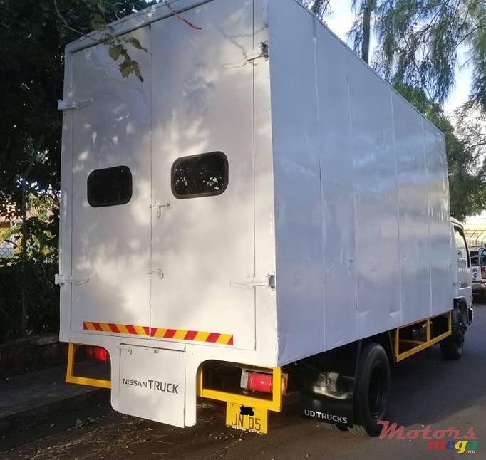 2005' Nissan 300 photo #3