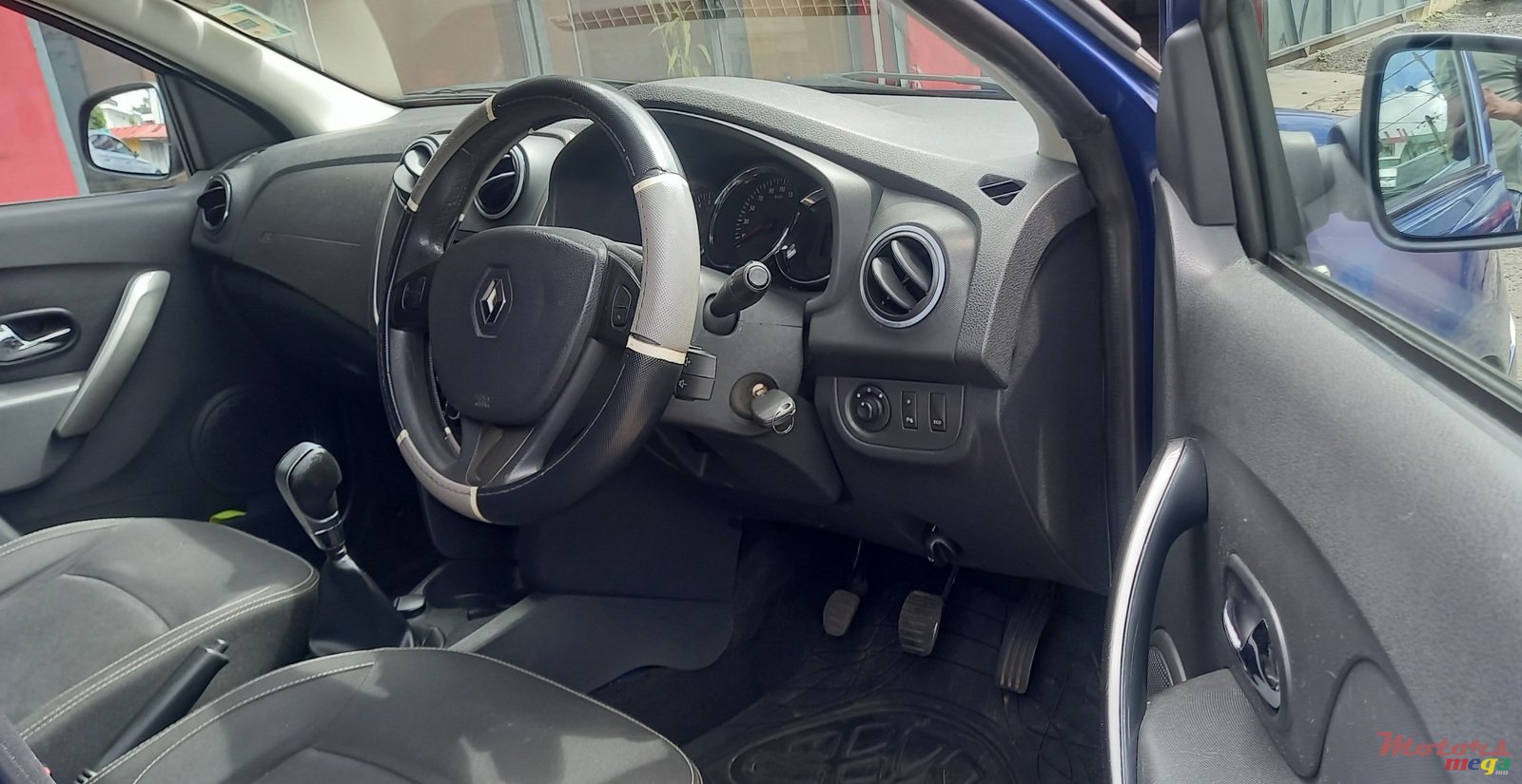 2015' Renault Sandero photo #5