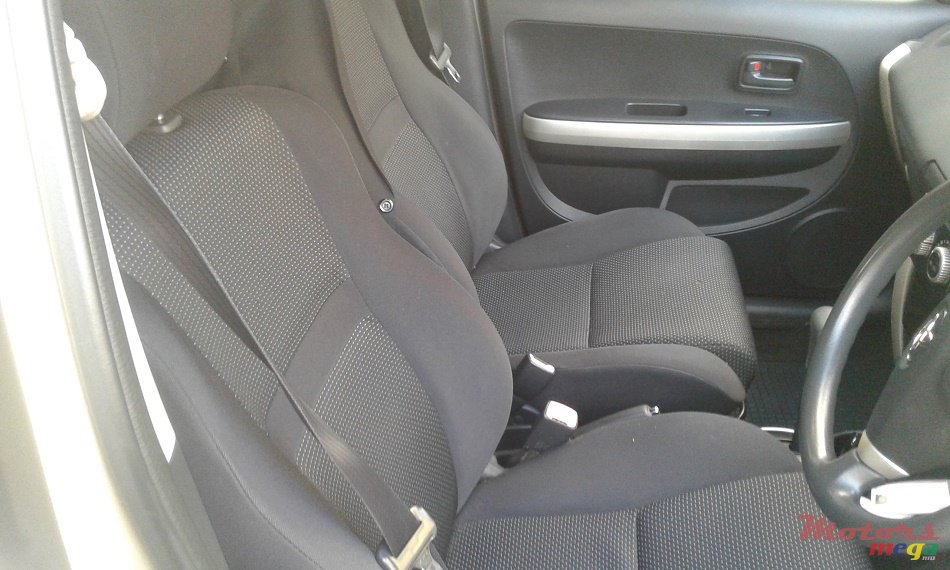 2004' Toyota Isis photo #4