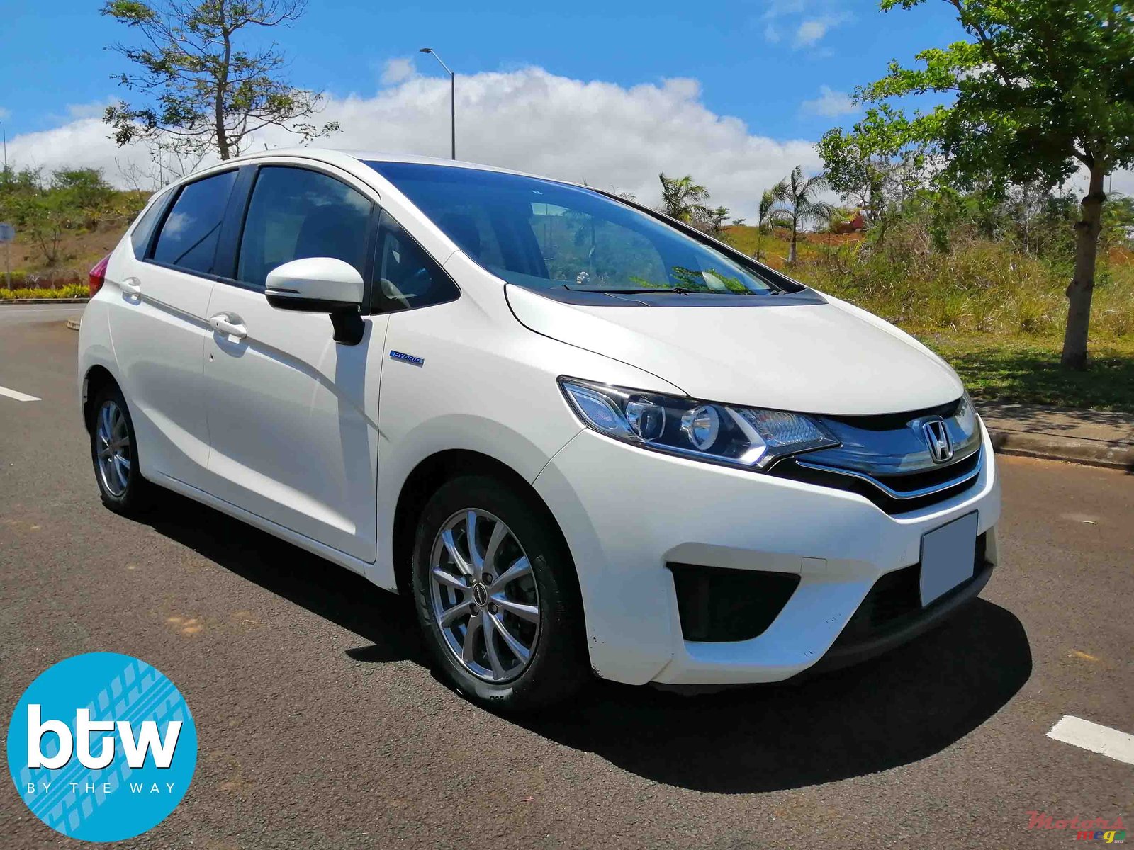 2014' Honda Fit Hybrid photo #1