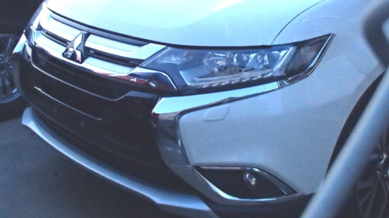 2016 Mitsubishi Outlander Shows its New Nose