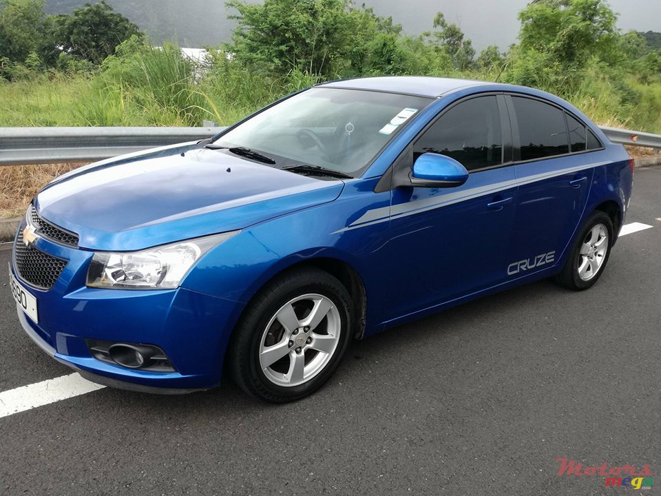 2010' Chevrolet Cruze LT photo #1