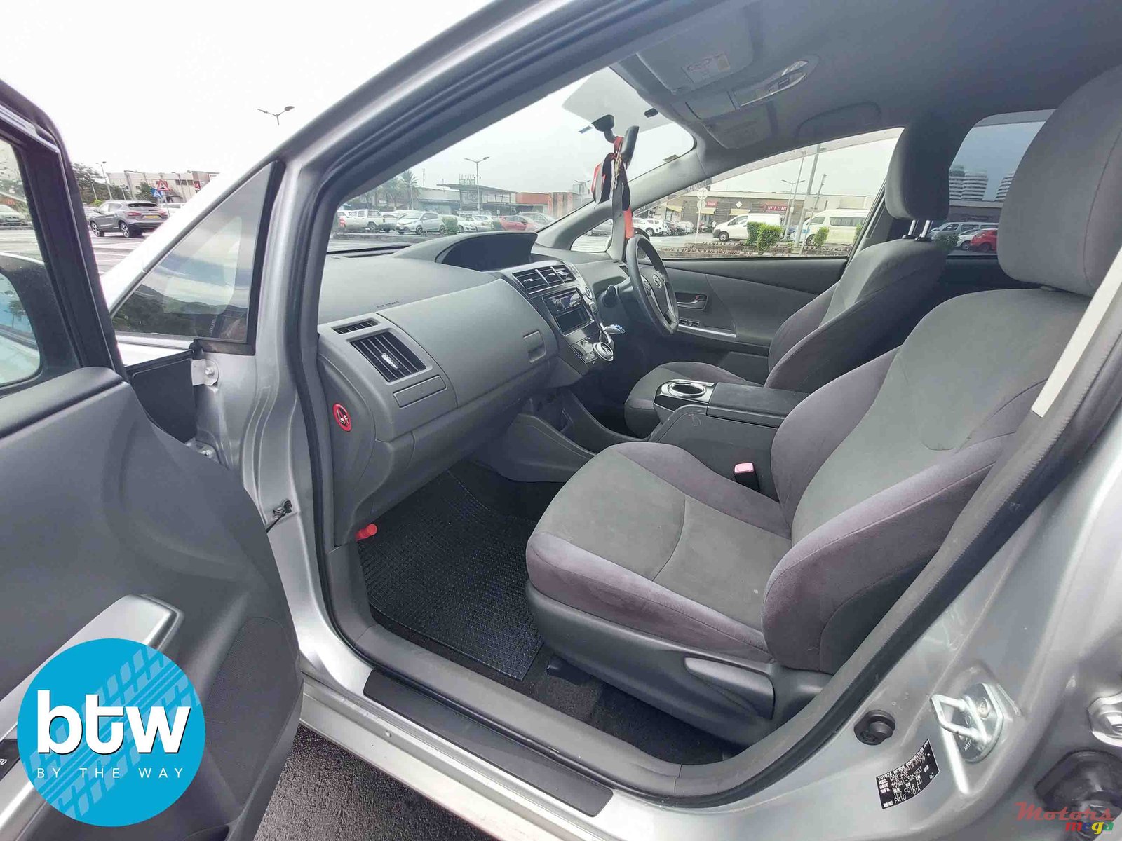 2013' Toyota Prius photo #4