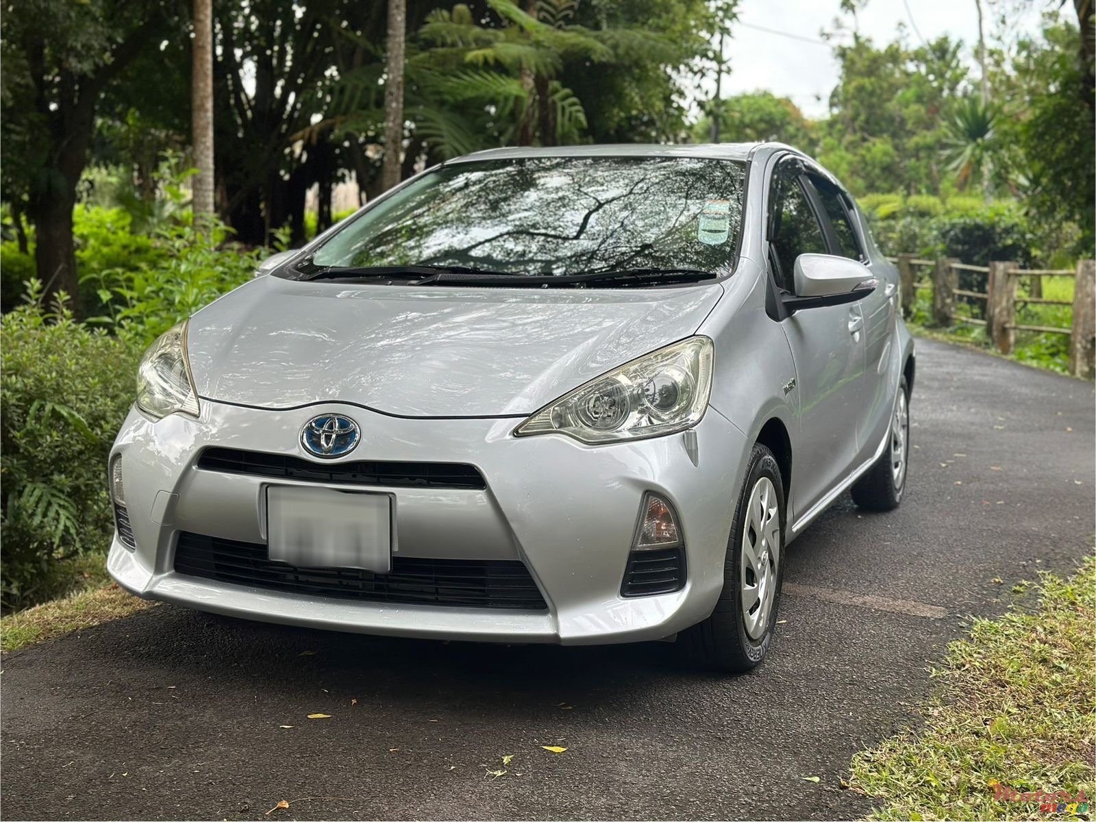 2013' Toyota Aqua photo #2