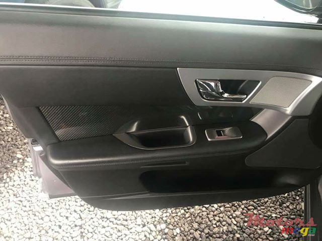 2011' Jaguar XF photo #7