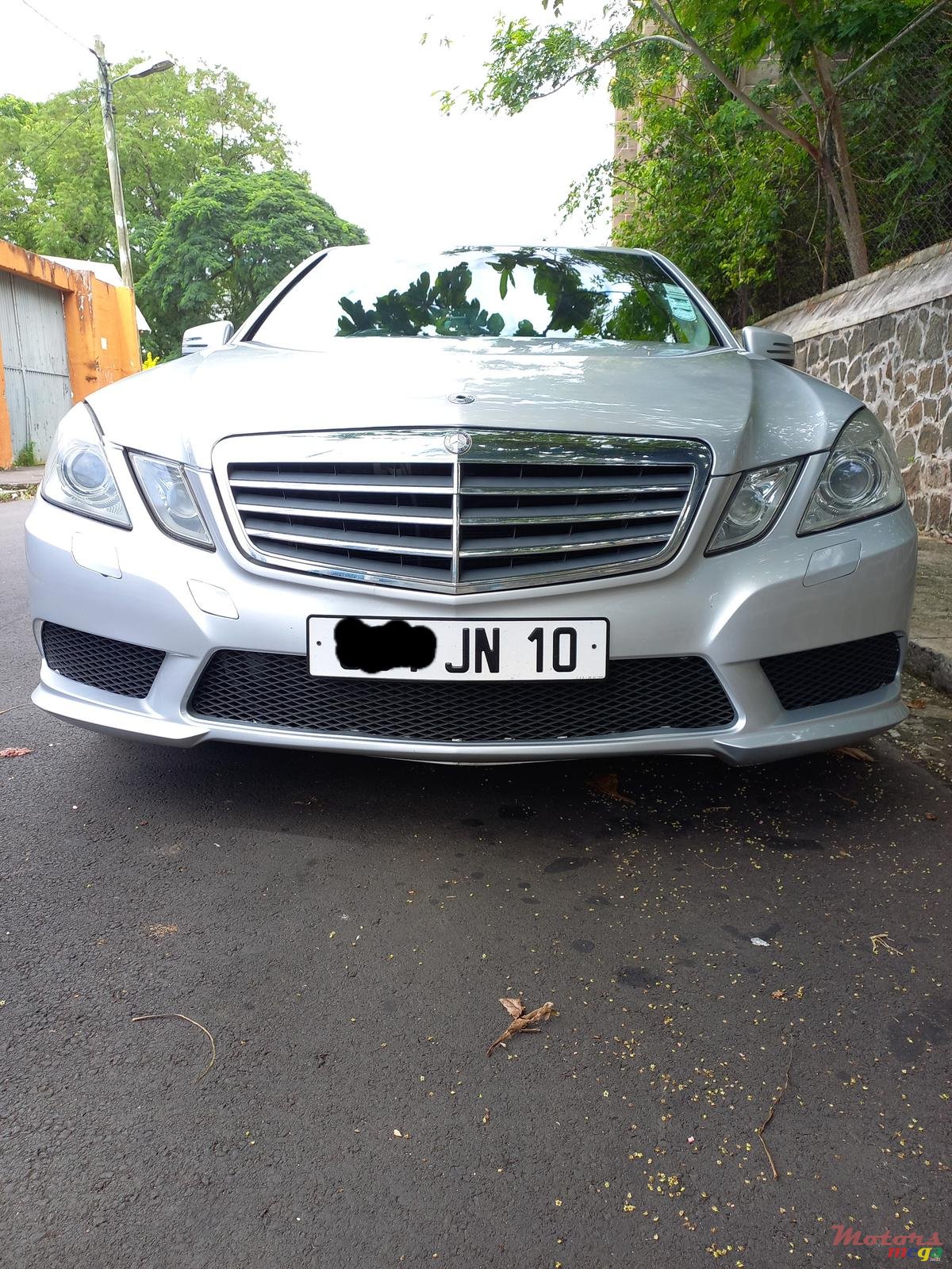 2010' Mercedes-Benz 200E photo #1