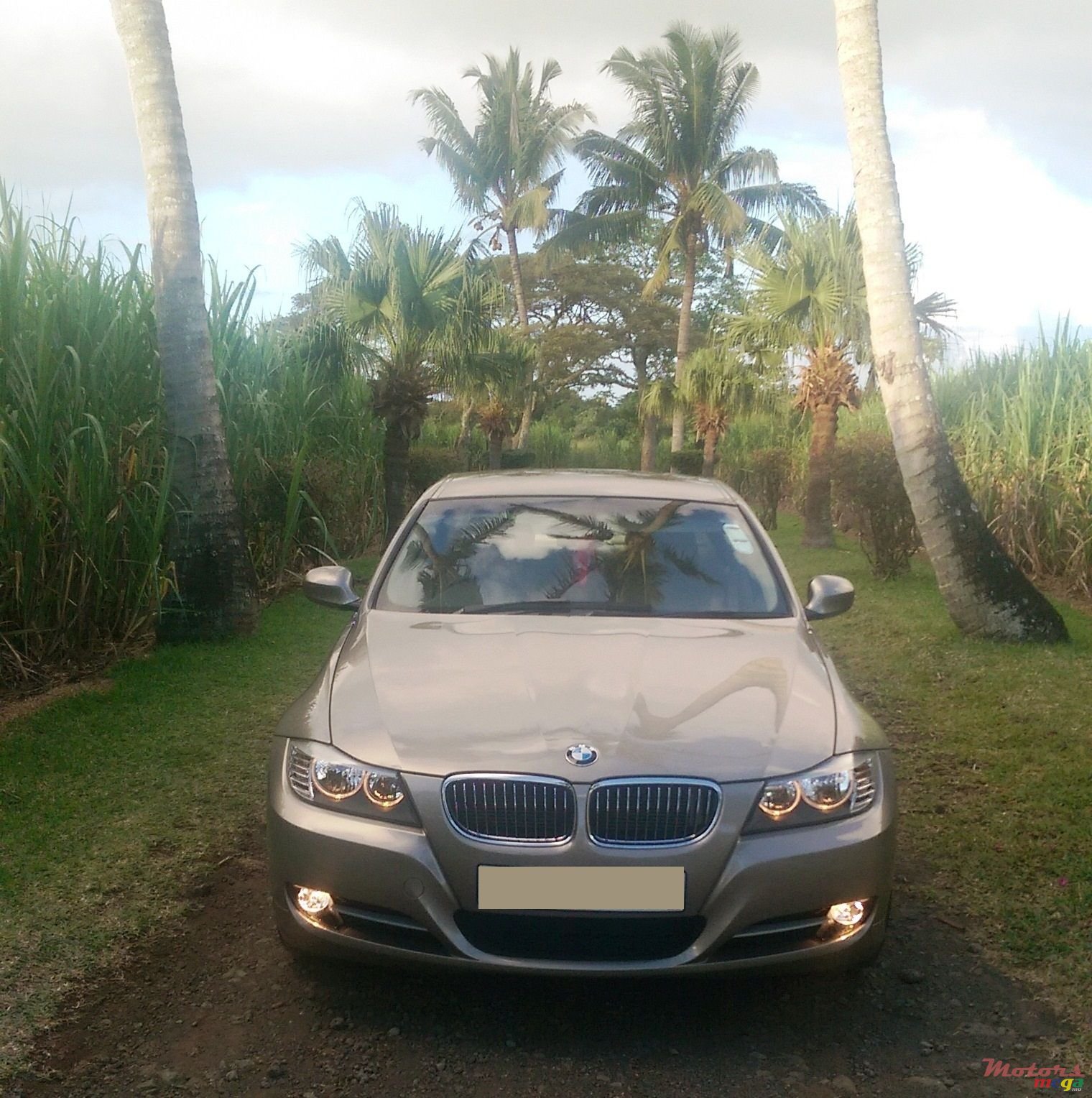 2011' BMW 3 Series Sedan photo #1