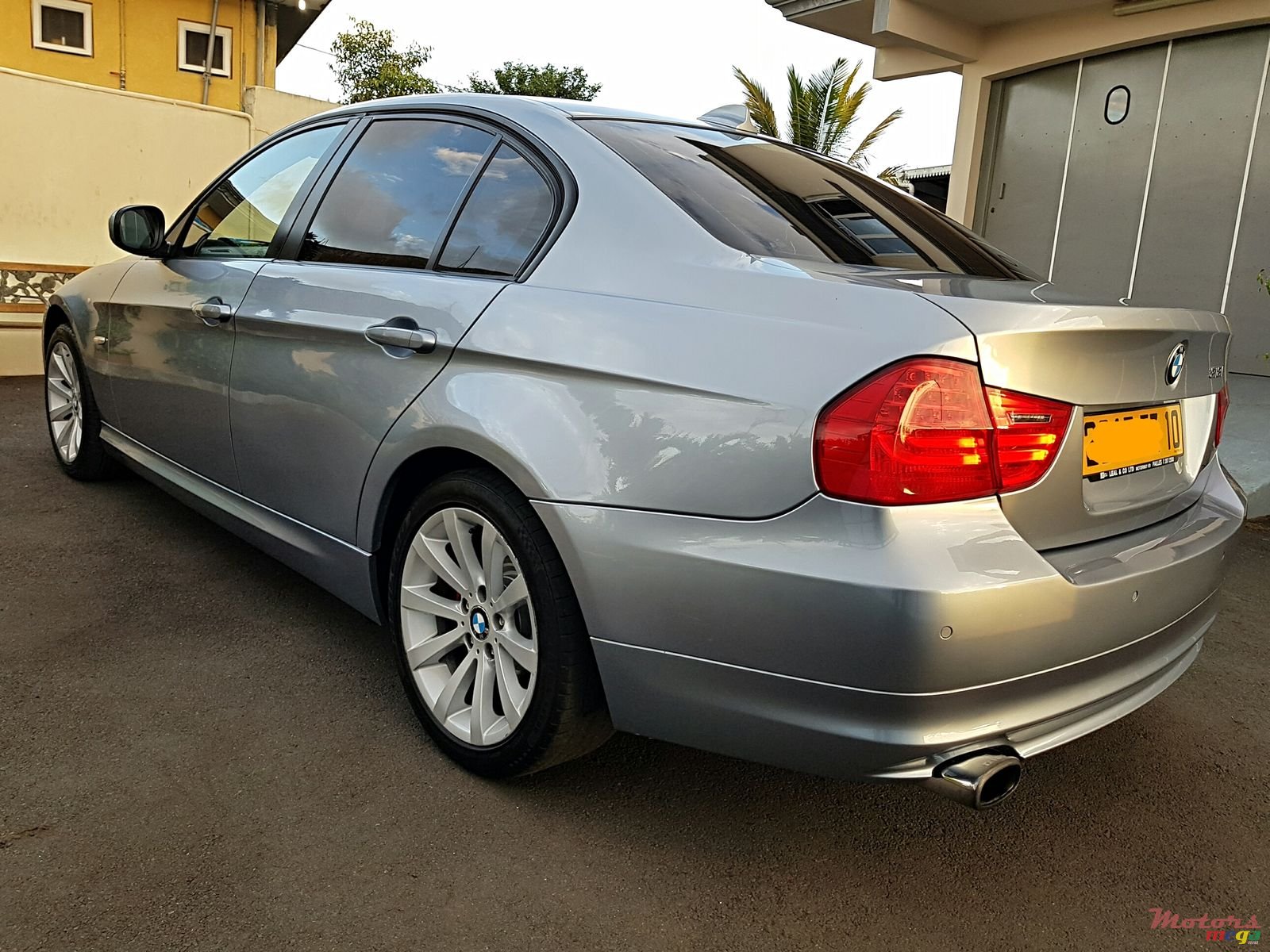 2010' BMW 320 Automatic photo #3