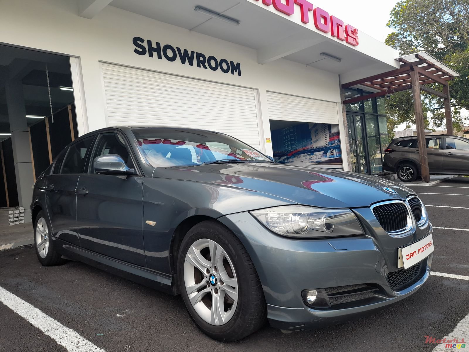 2010' BMW 320 photo #1