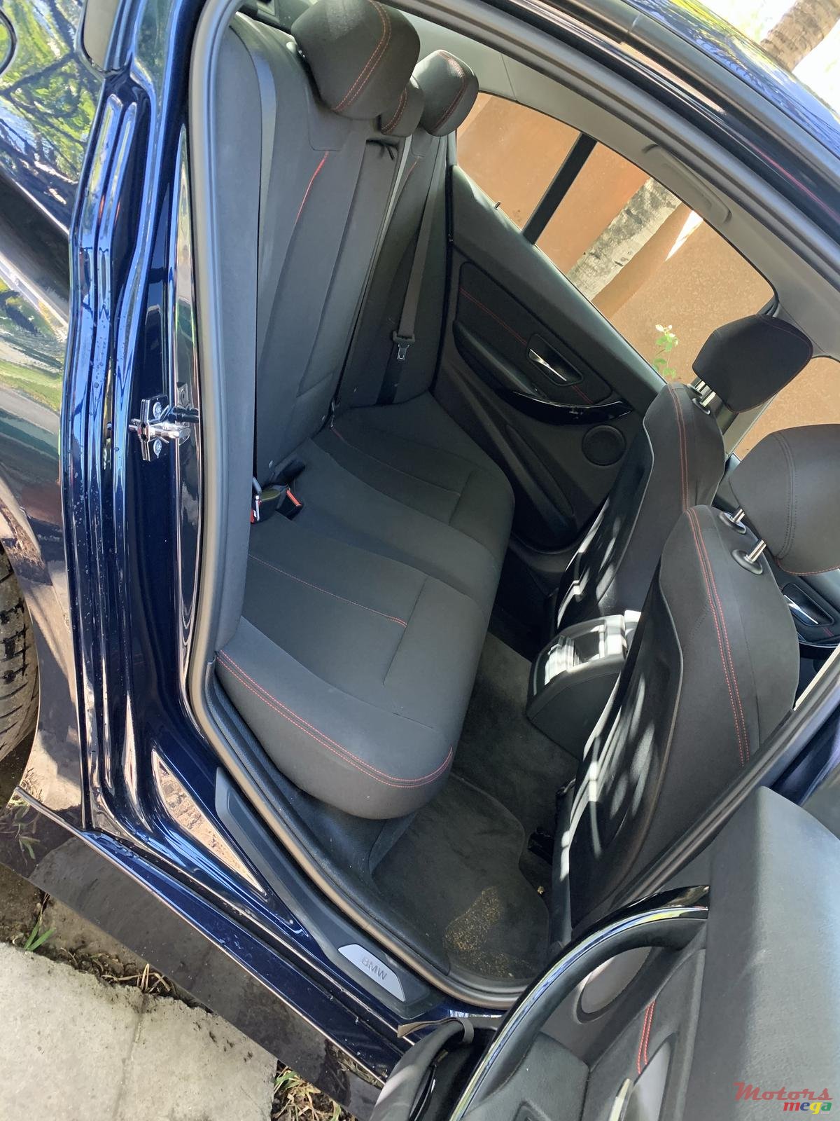 2012' BMW 3 Series 320i 2L TwinPower Turbo photo #5