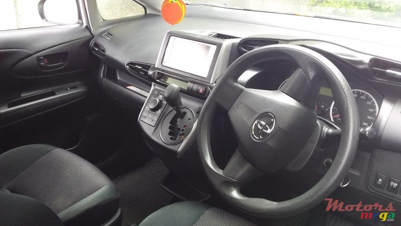 2013' Toyota Vitz Wish photo #1