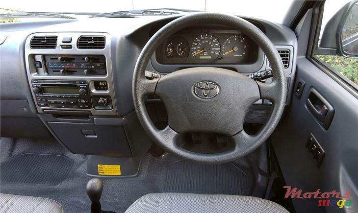 2008' Toyota HiAce photo #4