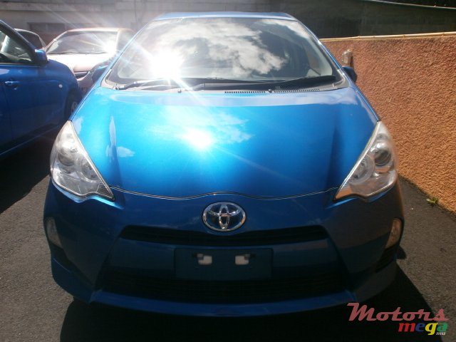 2013' Toyota Prius v photo #2