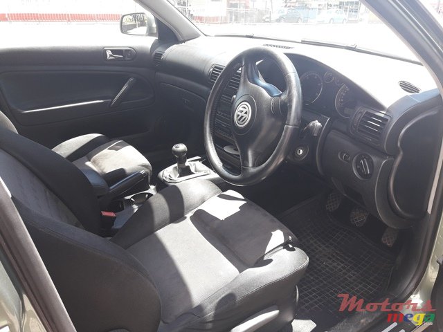 2005' Volkswagen Passat photo #6