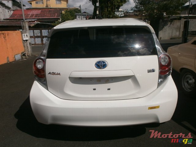 2013' Toyota Prius aqua photo #2