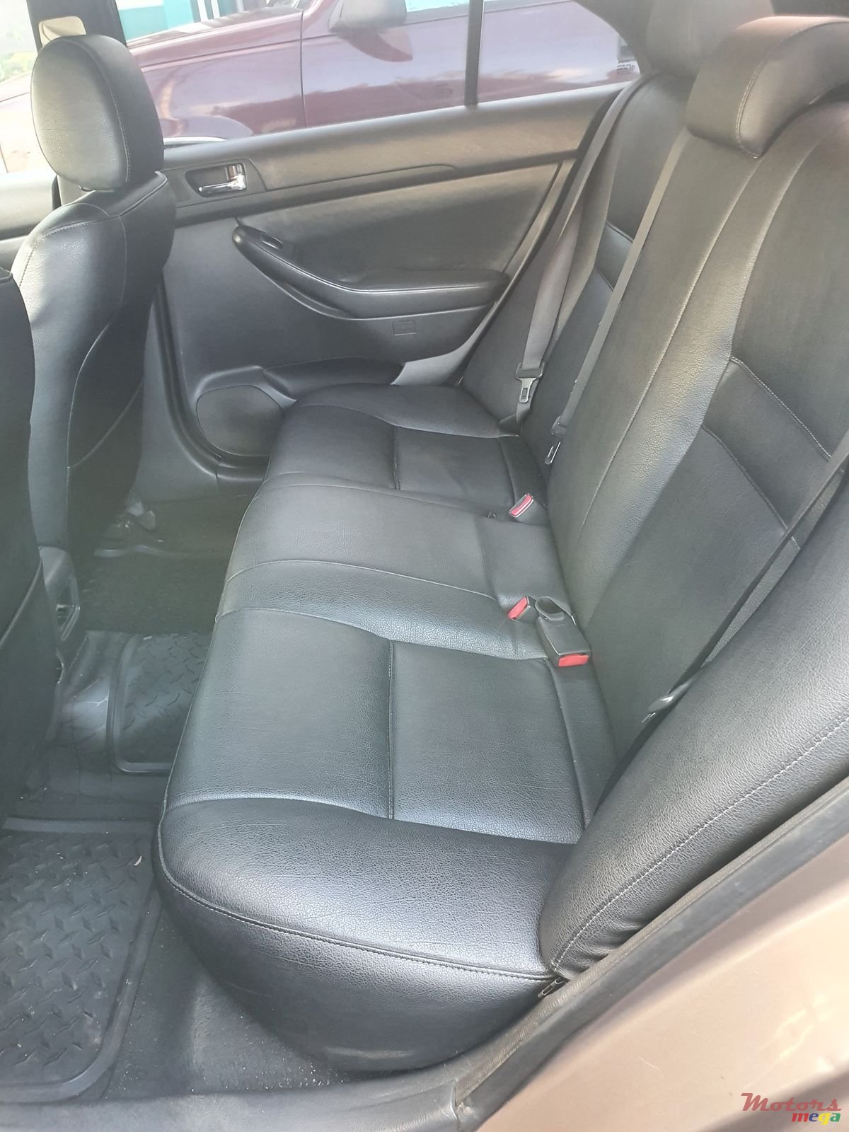 2003' Toyota Avensis photo #6