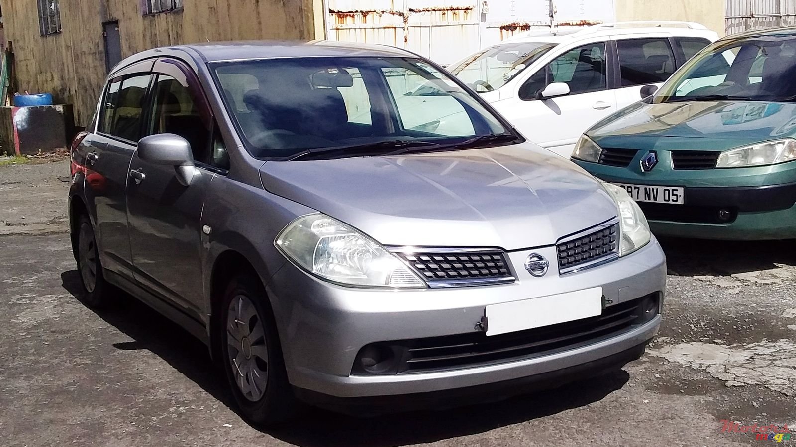 2005' Nissan Tiida photo #2