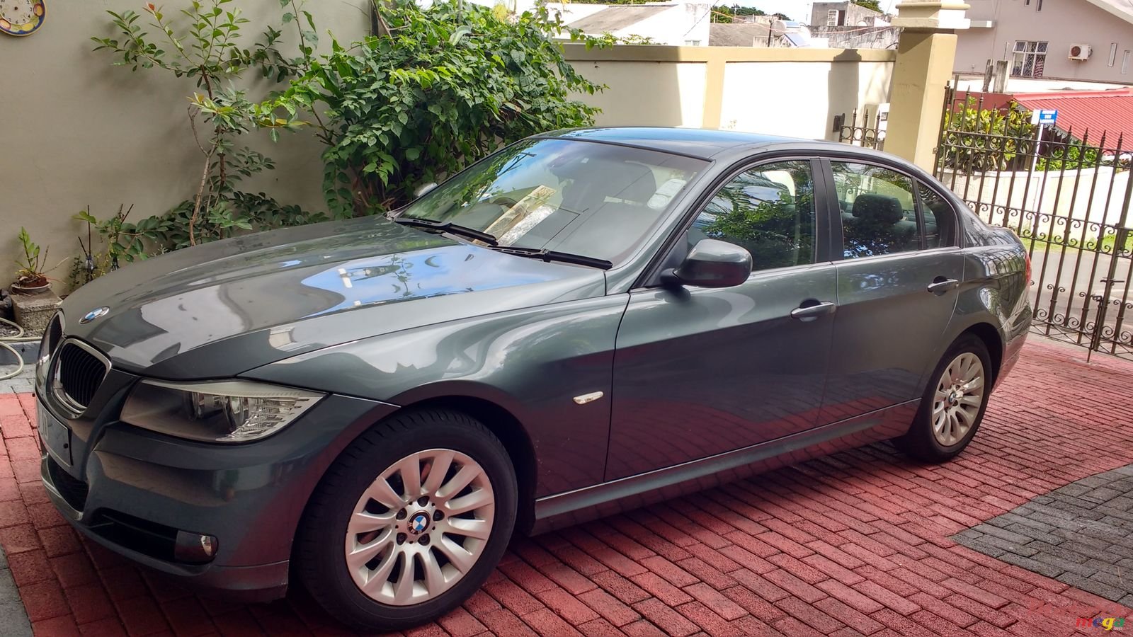 2009' BMW 316 photo #1