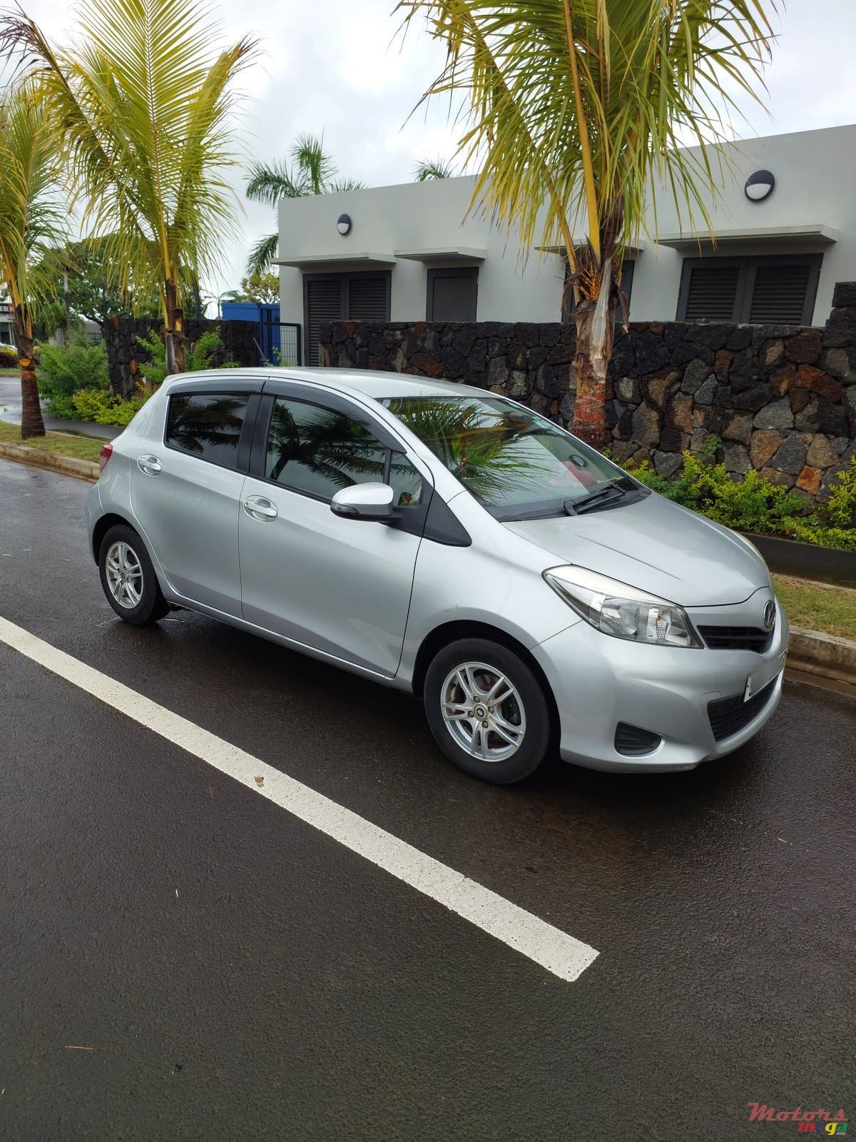 2013' Toyota Vitz photo #1