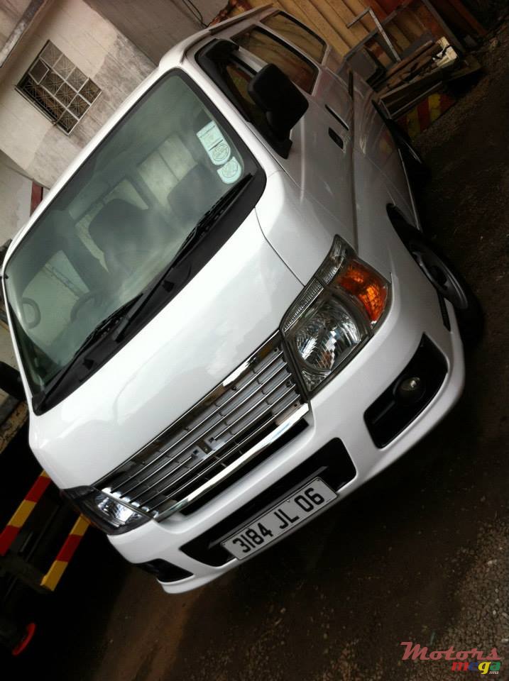 2006' Nissan urvan 3.0 photo #1