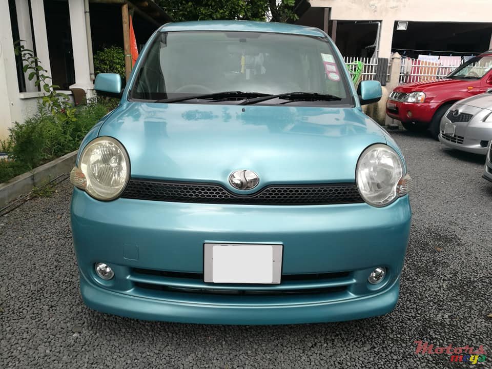 2005' Toyota Sienta photo #1