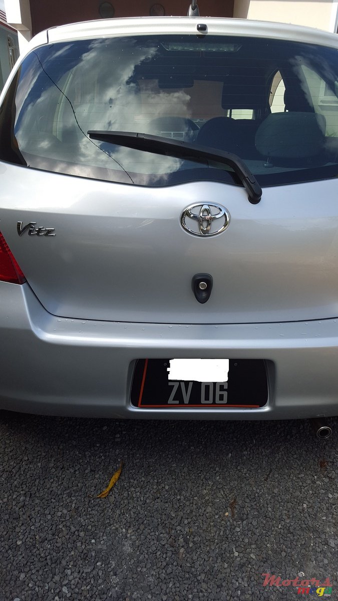 2006' Toyota Vitz photo #1