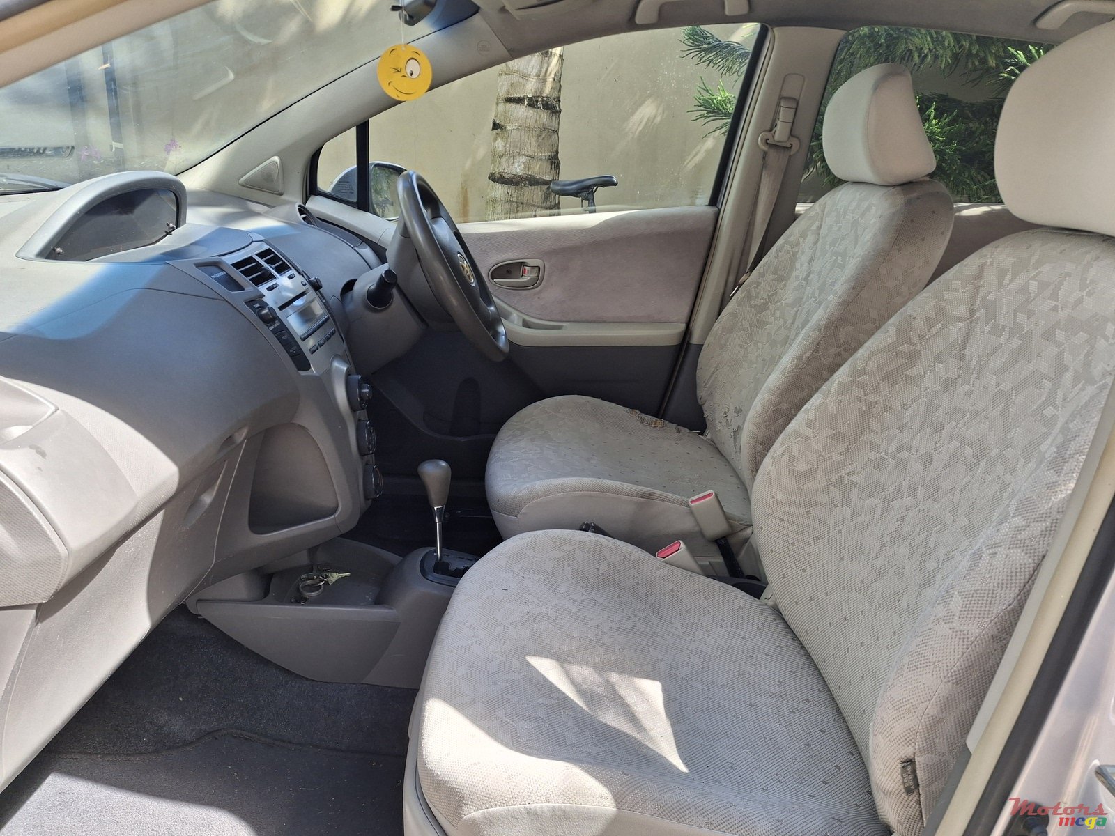 2009' Toyota Vitz photo #4