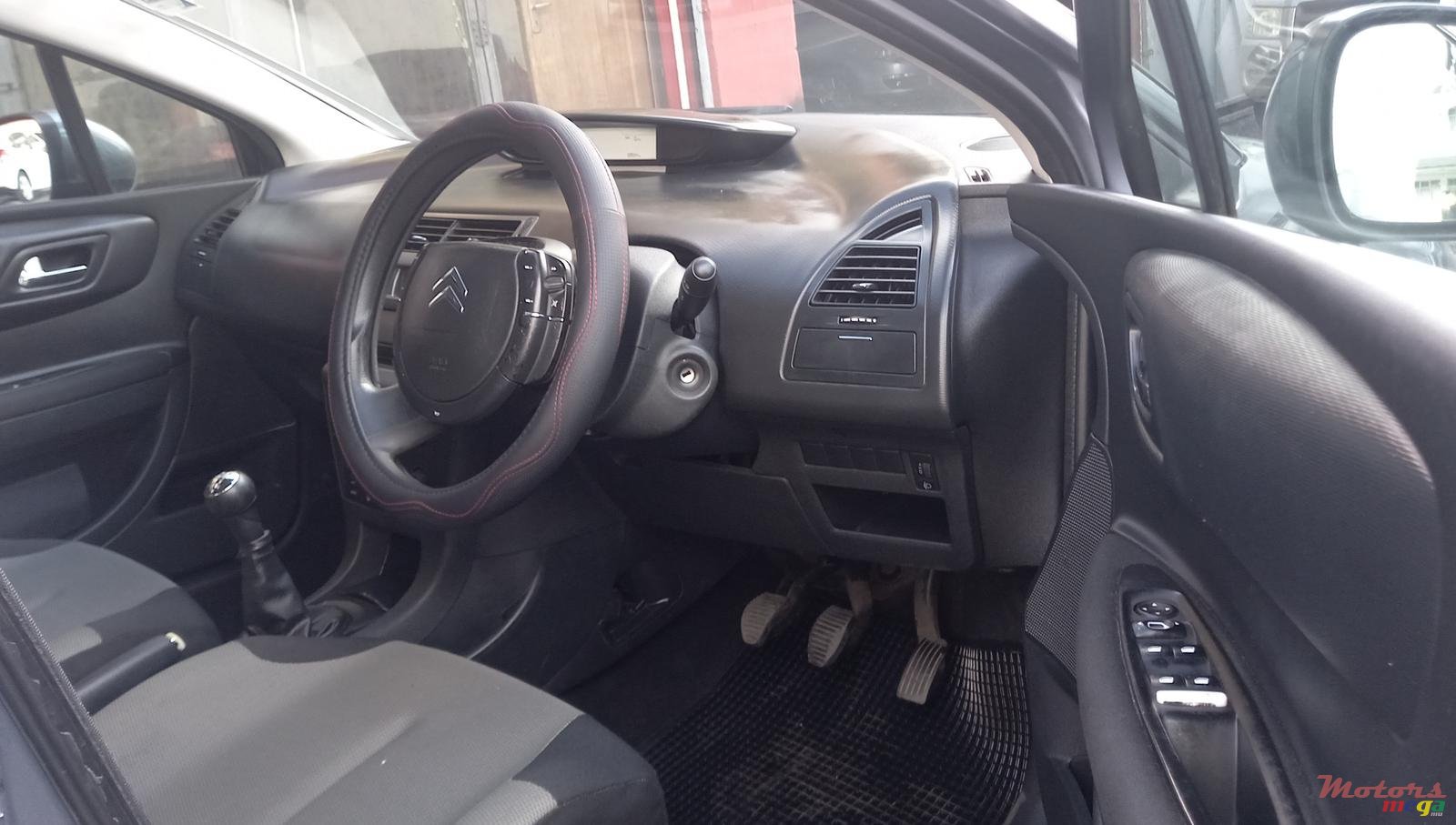 2011' Citroen C4 photo #5