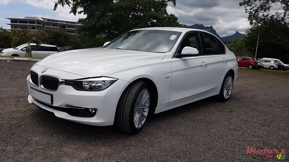 2012' BMW 3 Series Sedan Original photo #2