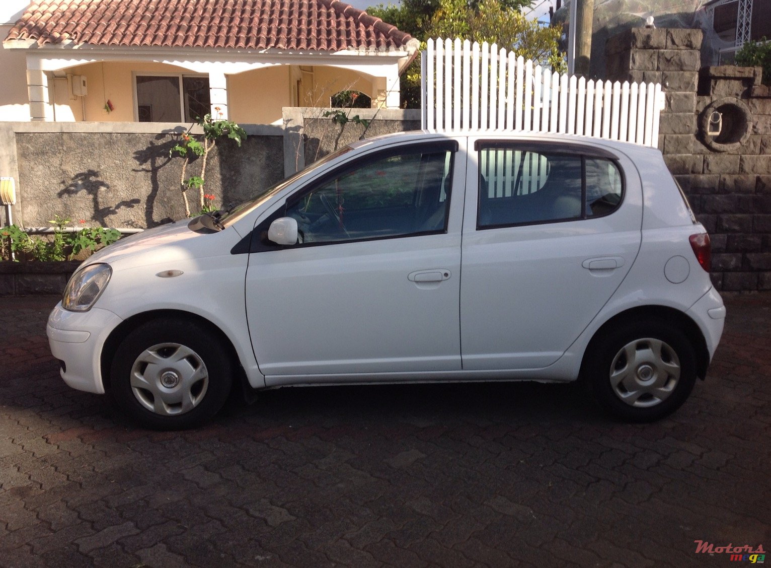 2002' Toyota Vitz photo #1