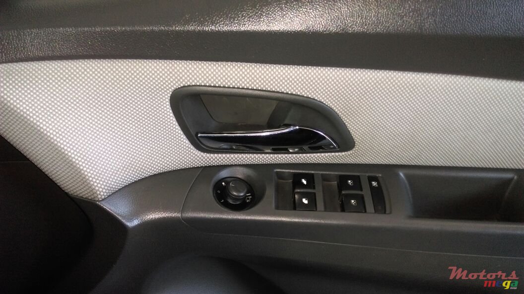 2010' Chevrolet Cruze photo #5