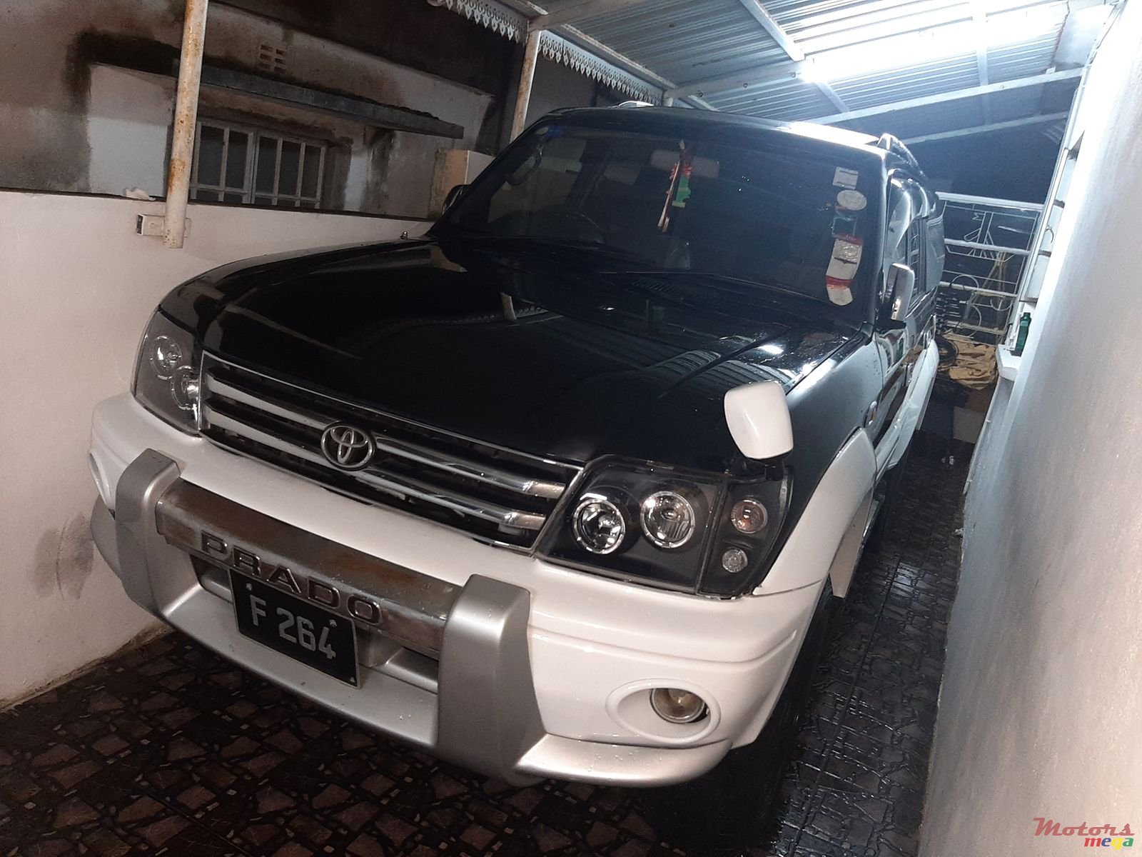 1998' Toyota Land Cruiser Prado photo #1