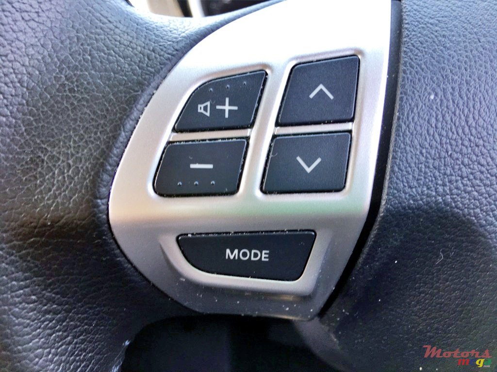 2016' Mitsubishi Lancer EX photo #6