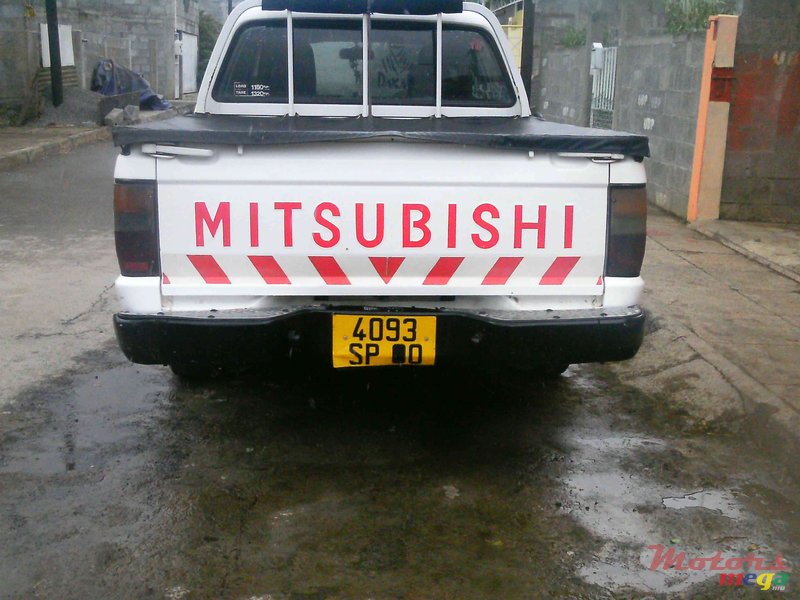 2000' Mitsubishi L200 cab photo #7