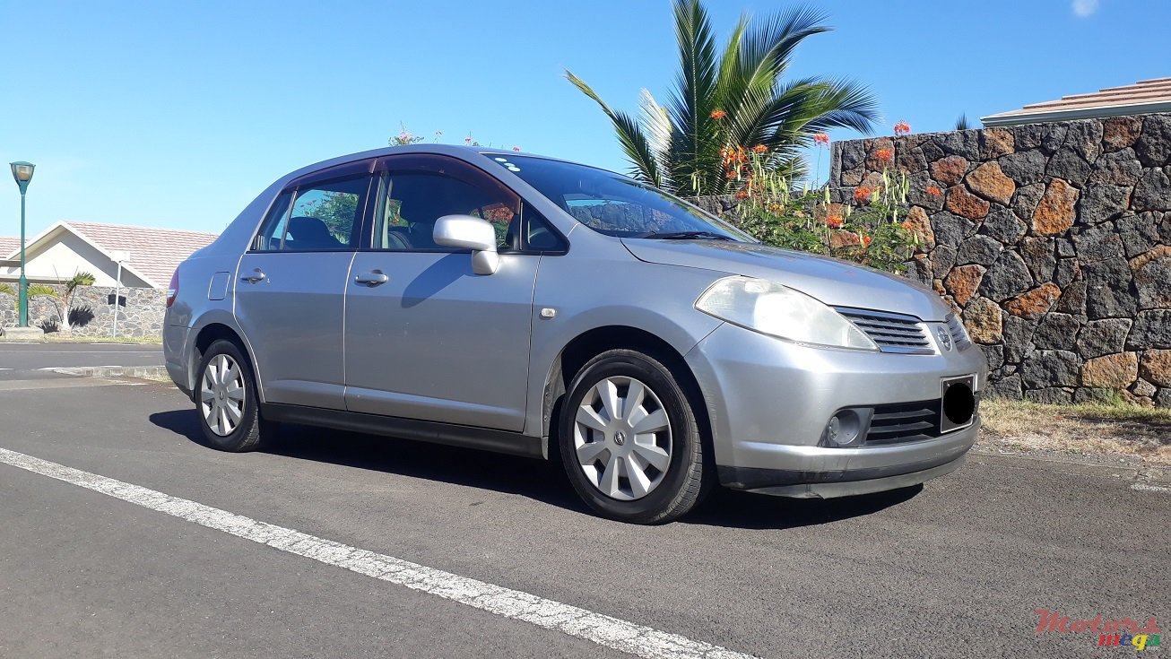 2006' Nissan Tiida Latio photo #1