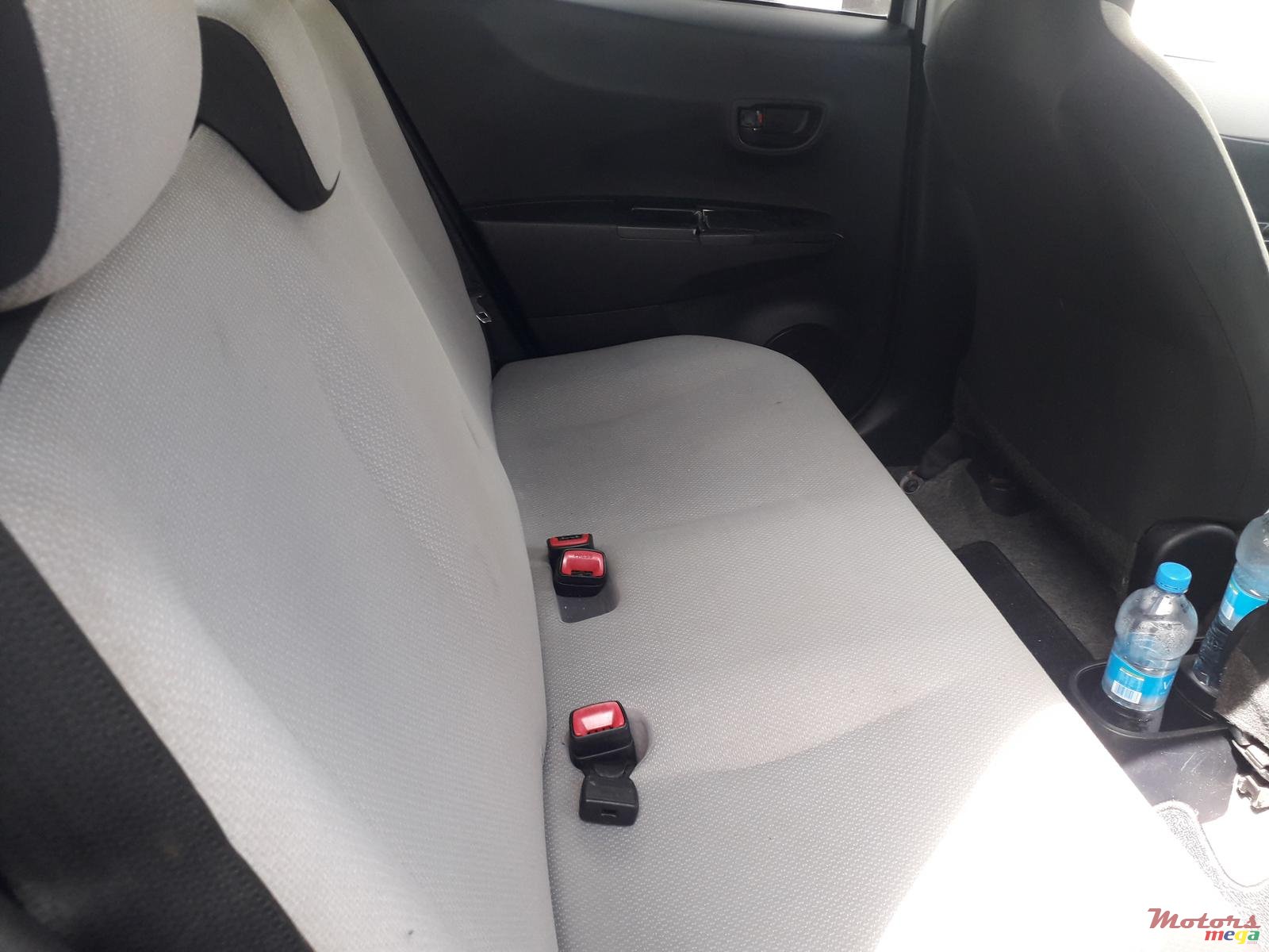 2012' Toyota Vitz 1000cc photo #4