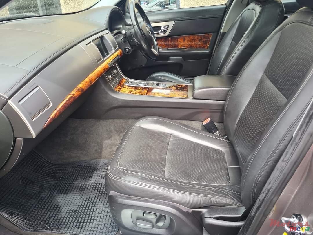 2010' Jaguar XF photo #7