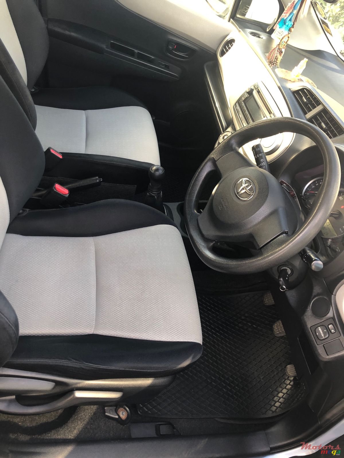 2012' Toyota Yaris photo #4