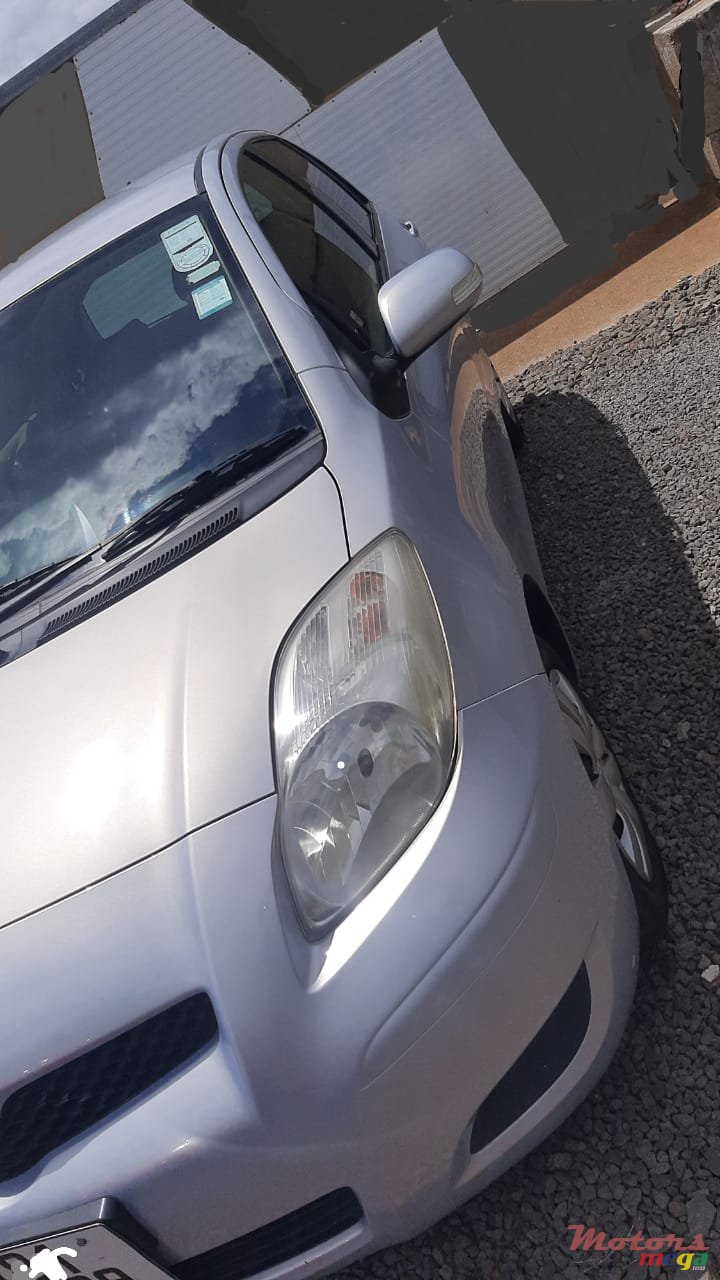 2009' Toyota Vitz photo #6