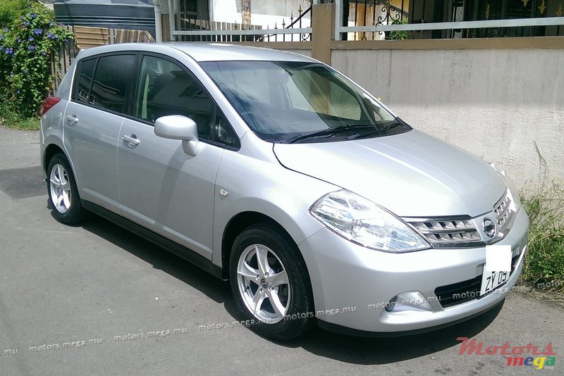 2009' Nissan Tiida H/back photo #1