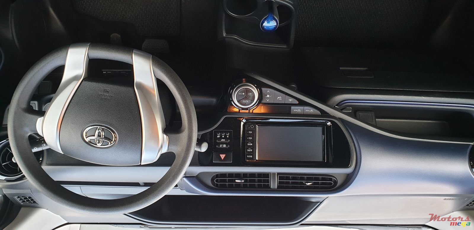 2016' Toyota Aqua NHP10-AHXNB photo #5