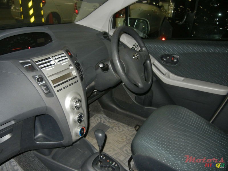 2006' Toyota Vitz photo #2