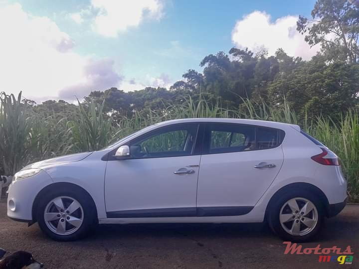 2011' Renault Megane photo #2