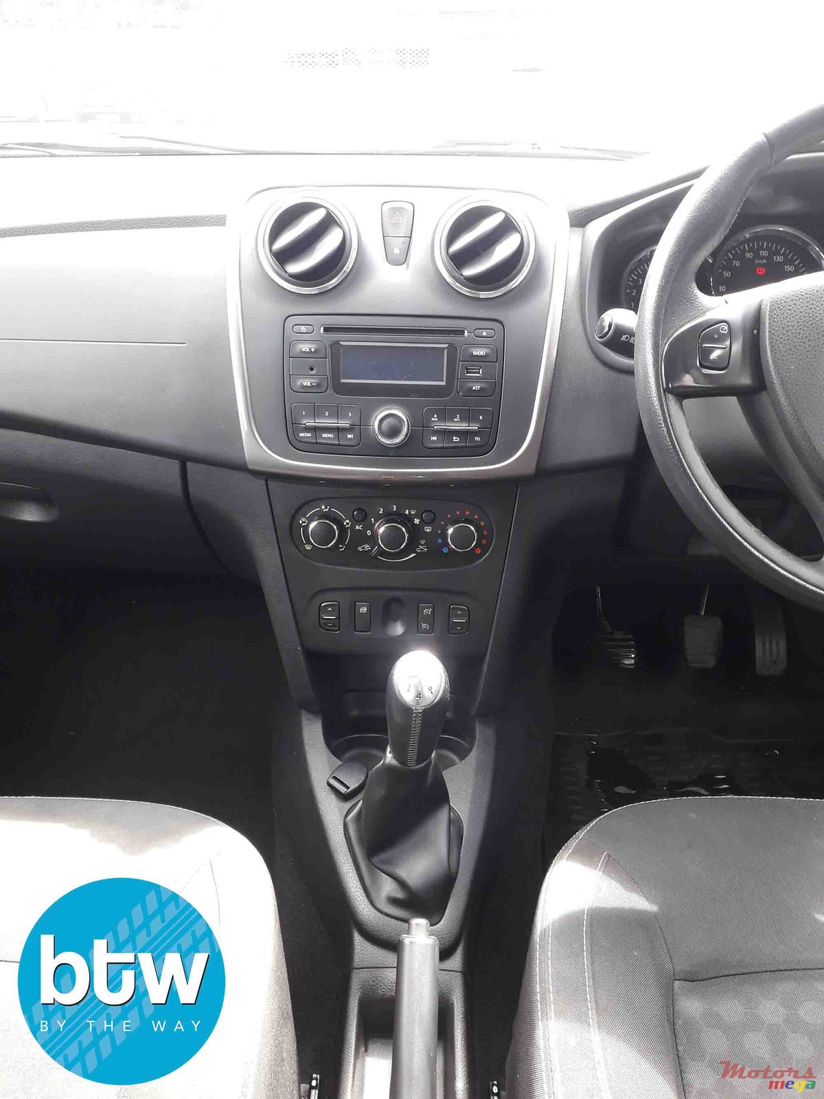 2014' Renault Sandero photo #5