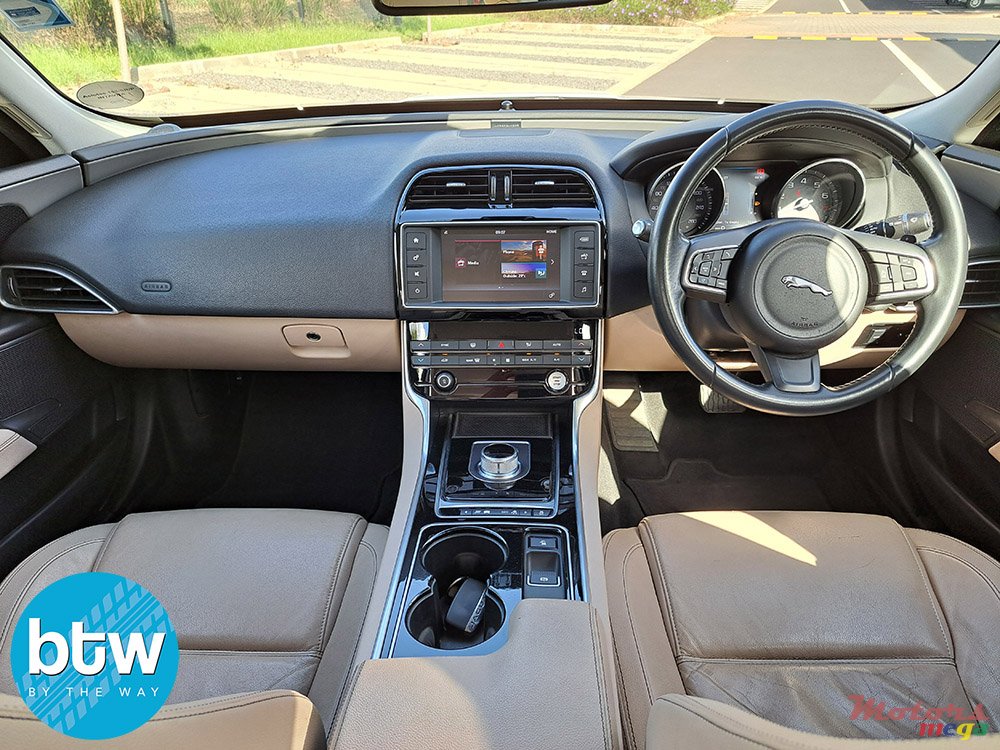 2016' Jaguar XE photo #6